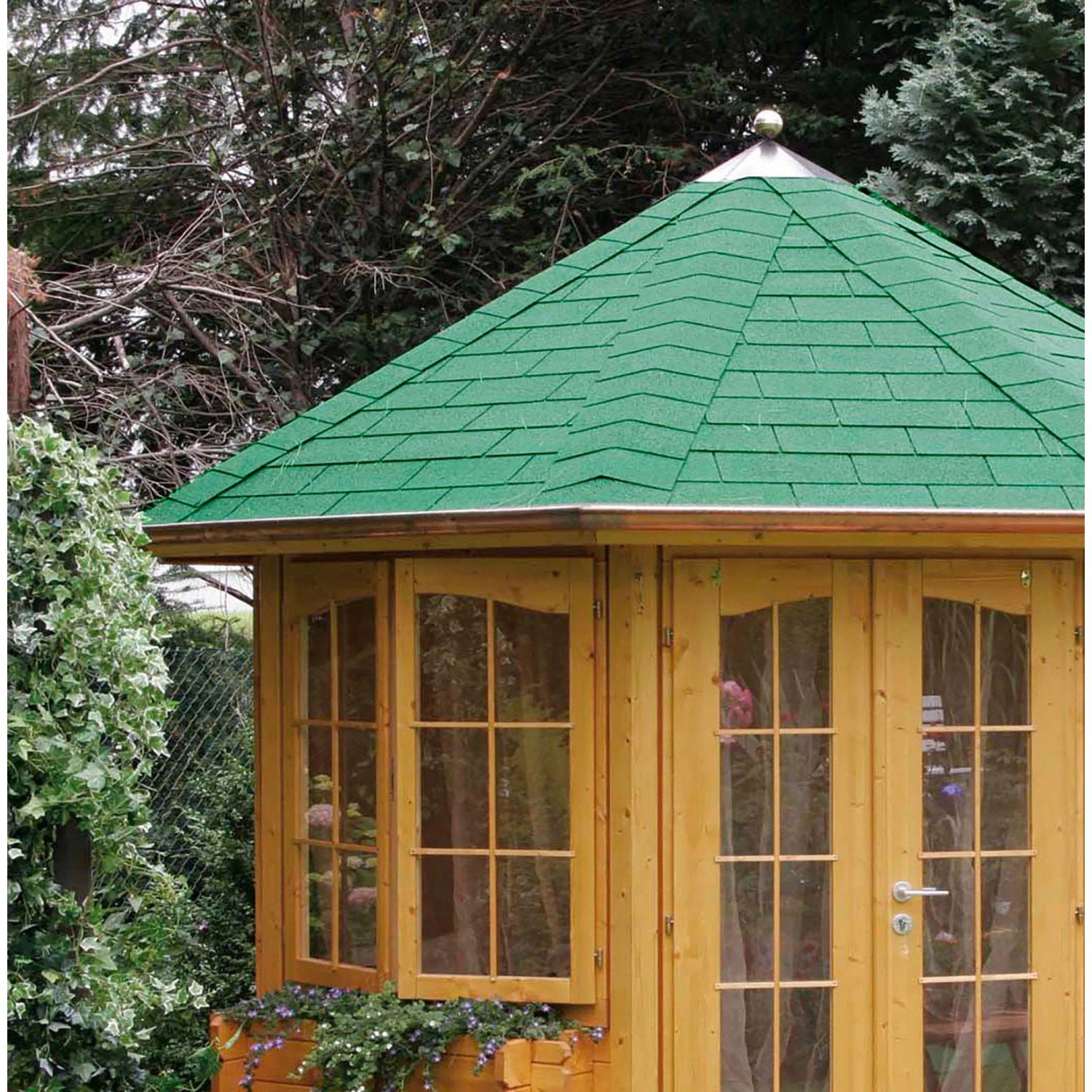 Copertura bituminosa verde su una casetta da giardino.