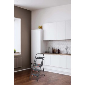 Scala t.b.t. in ambiente cucina. Scaletta pieghevole a tre gradini con vassoio.