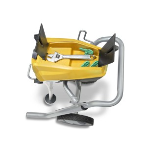 Pompa a pressione gialla t.b.t. con attrezzi e accessori nel contenitore.