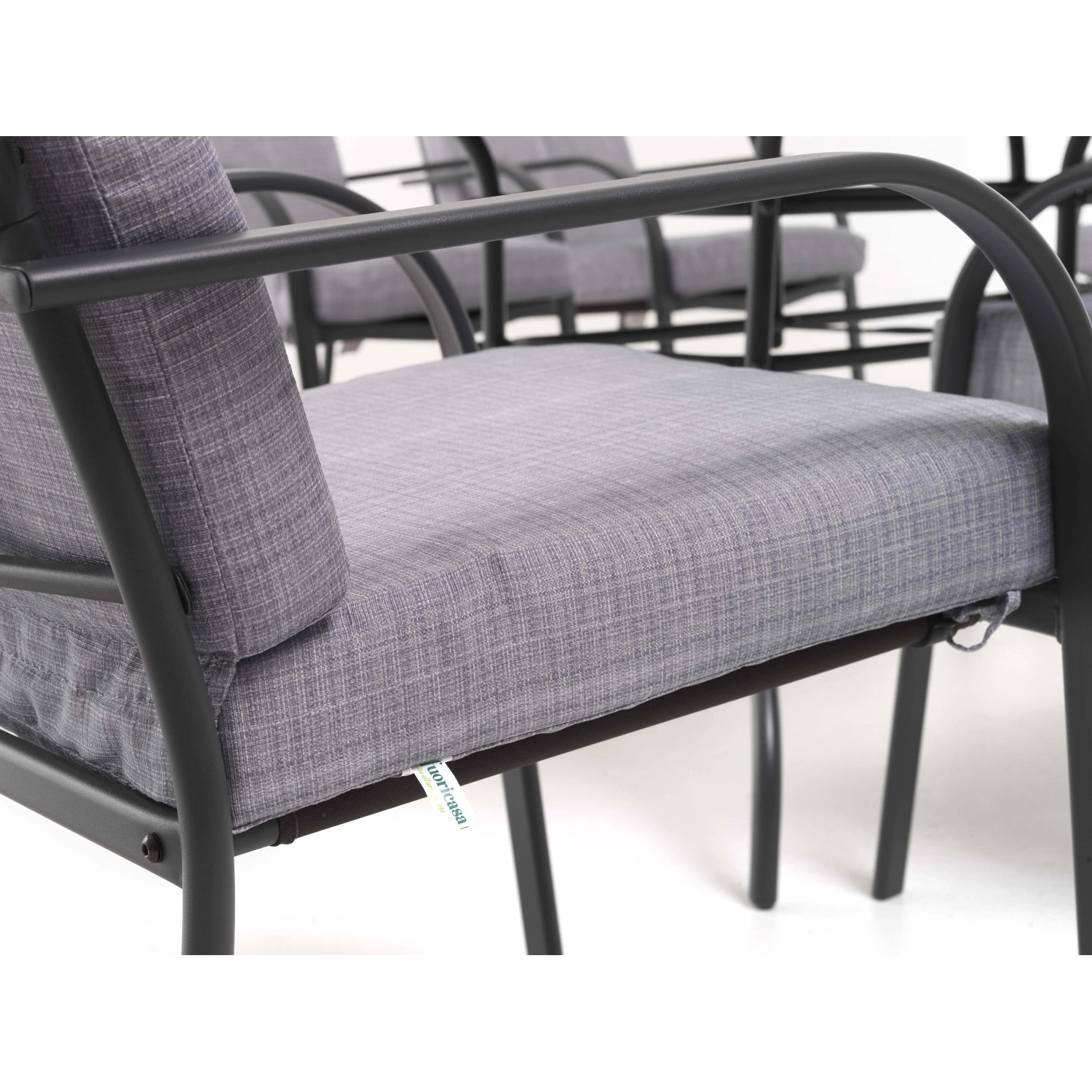 Dettaglio: Sedia da giardino grigia del set di mobili da giardino t.b.t. con struttura in metallo e rivestimento in tessuto.