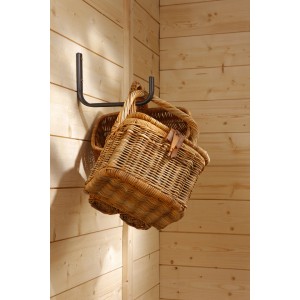 Gancio a muro con due cesti di vimini su una parete di legno.