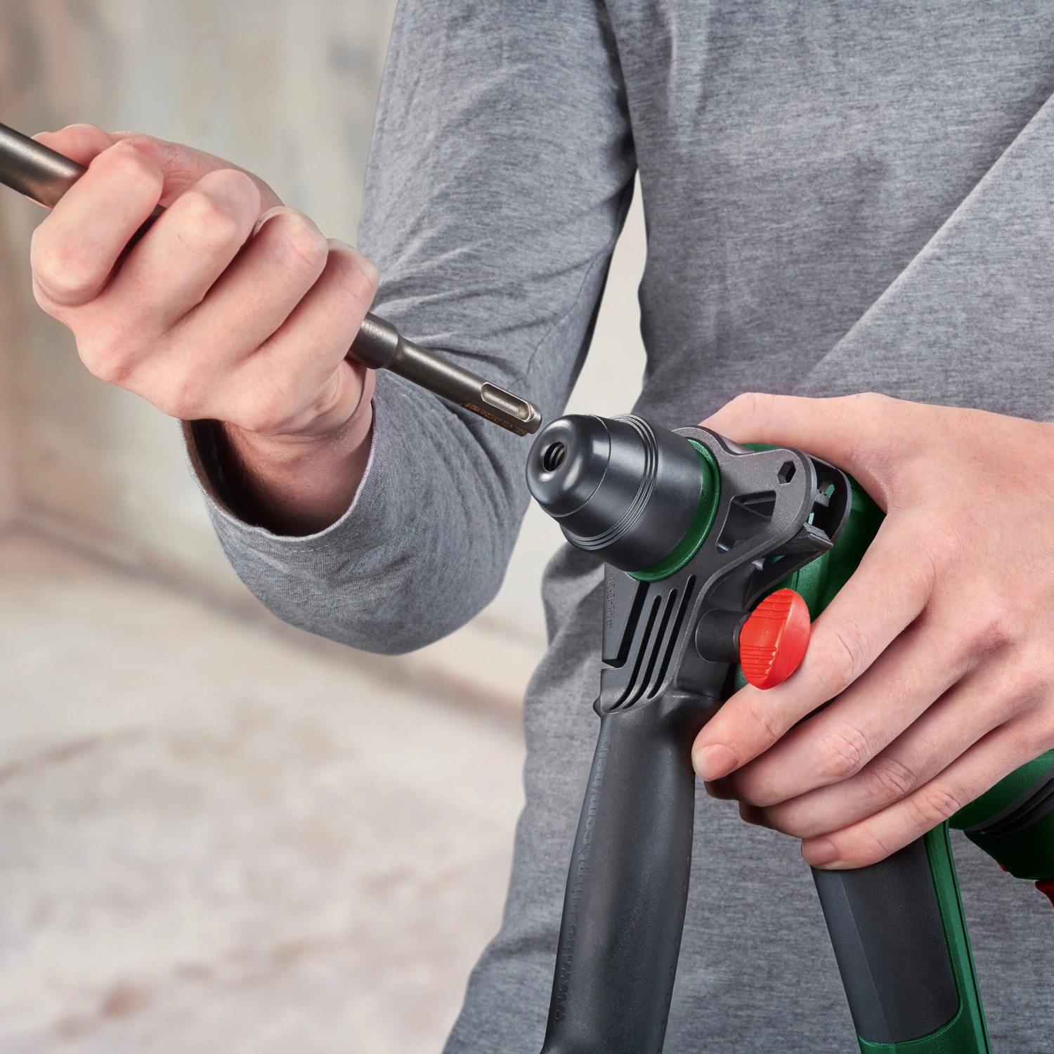 Trapano a percussione a batteria Bosch UniversalHammer 18V con punta nel mandrino SDS.