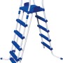Scaletta per piscina blu con montanti bianchi per un facile accesso alla piscina.