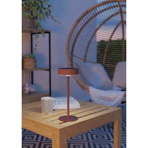 Lampada da tavolo solare a LED EGLO SIMERI rossa con dimmer touch su tavolo di legno. Decorazione solare per balcone e terrazza.