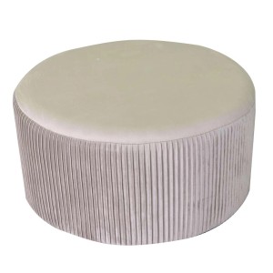 Pouf rotondo con rivestimento plissettato beige.
