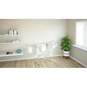 Stendibiancheria t.b.t. argentato con bucato appeso in una stanza.