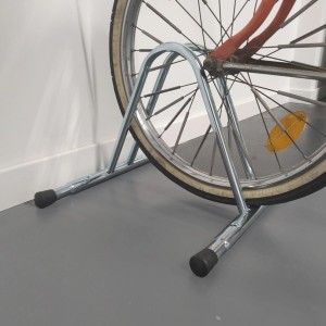 Portabici in metallo per una bicicletta, vista parziale.