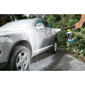 Auto pulita con shampoo per auto Kärcher RM 610 e idropulitrice.