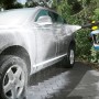 Auto pulita con shampoo per auto Kärcher RM 610 e idropulitrice.