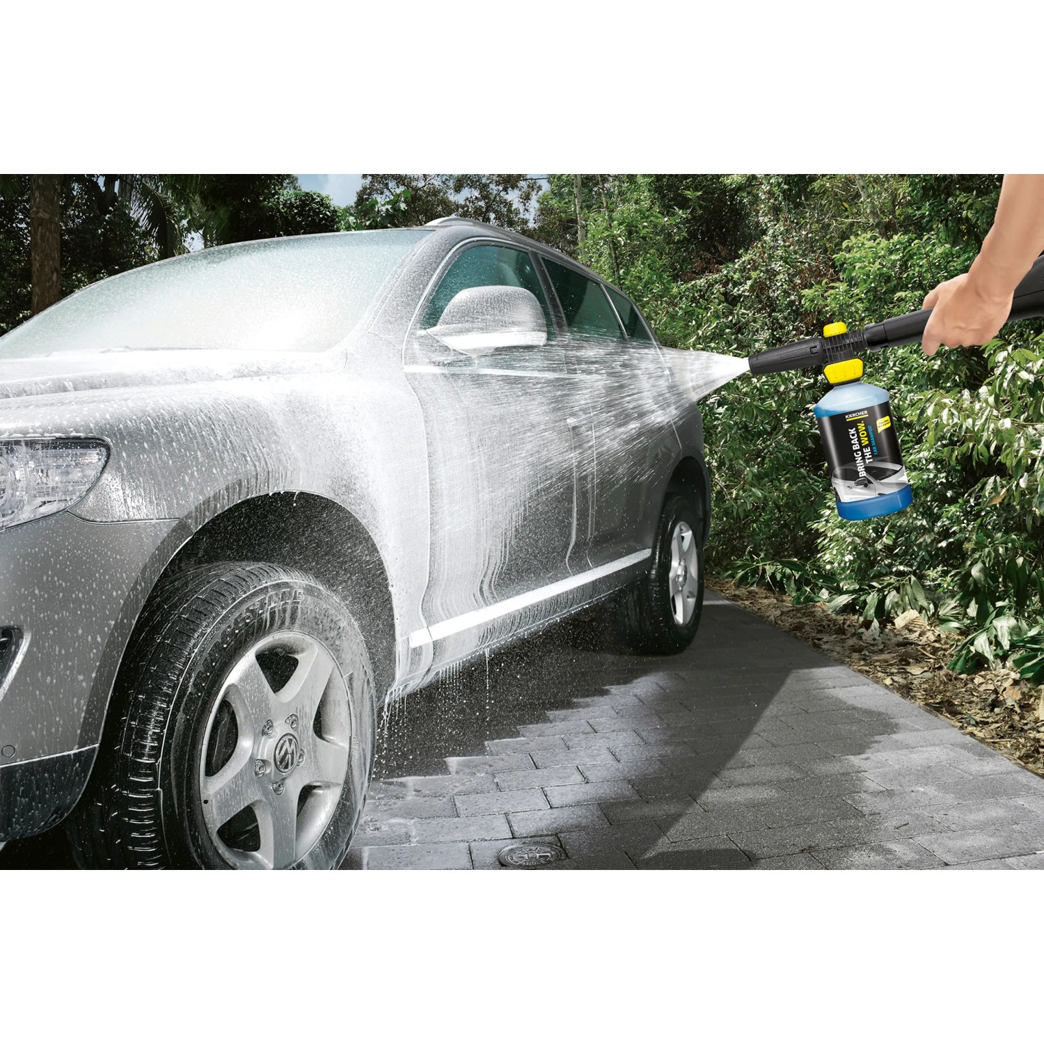 Auto pulita con shampoo per auto Kärcher RM 610 e idropulitrice.