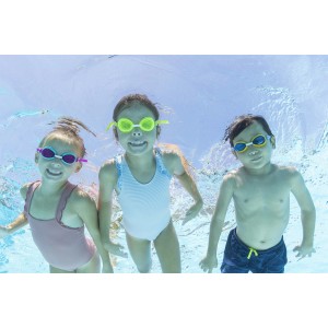 Tre bambini con occhialini da nuoto colorati sott'acqua in piscina. Maschere, occhialini e accessori da immersione.
