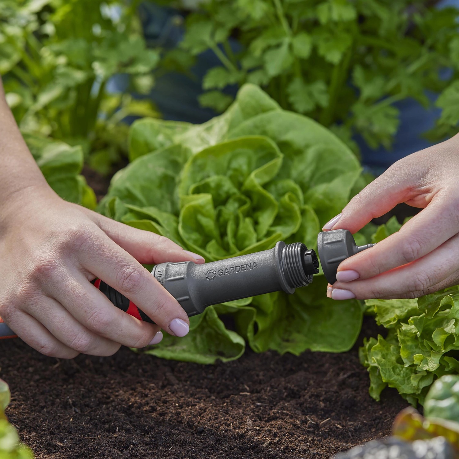 Unità base Gardena 1000, componente iniziale per Micro-Drip-System, assemblato a mano in giardino.