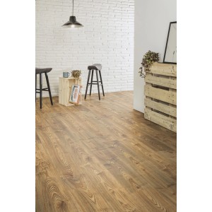 Pavimento laminato Excellent Rovere Barique 8 mm installato in un ambiente domestico con sedie e decorazioni.