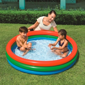 Piscina per bambini Bestway (Ø 152 cm) con design a 3 anelli, bambini che giocano in acqua.