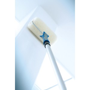 Asta telescopica in alluminio LUX con rullo per pittura che dipinge un soffitto, 115-200 cm.