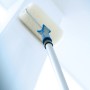 Asta telescopica in alluminio LUX con rullo per pittura che dipinge un soffitto, 115-200 cm.