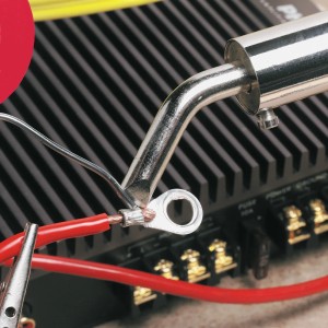 Saldatore LUX 150 W che salda un cavo. Strumento per saldare con punta curva.