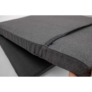 Cuscino da esterno t.b.t. grigio, dettaglio della trama del tessuto e cucitura.