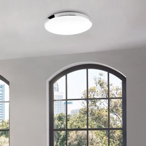 Plafoniera LED bianca Brilo Malbona (Ø 35,5 cm) con bordo cromato sul soffitto della stanza.