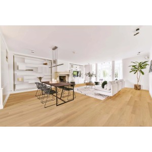 Pavimento vinilico chiaro t.b.t. in soggiorno con tavolo da pranzo e divano.