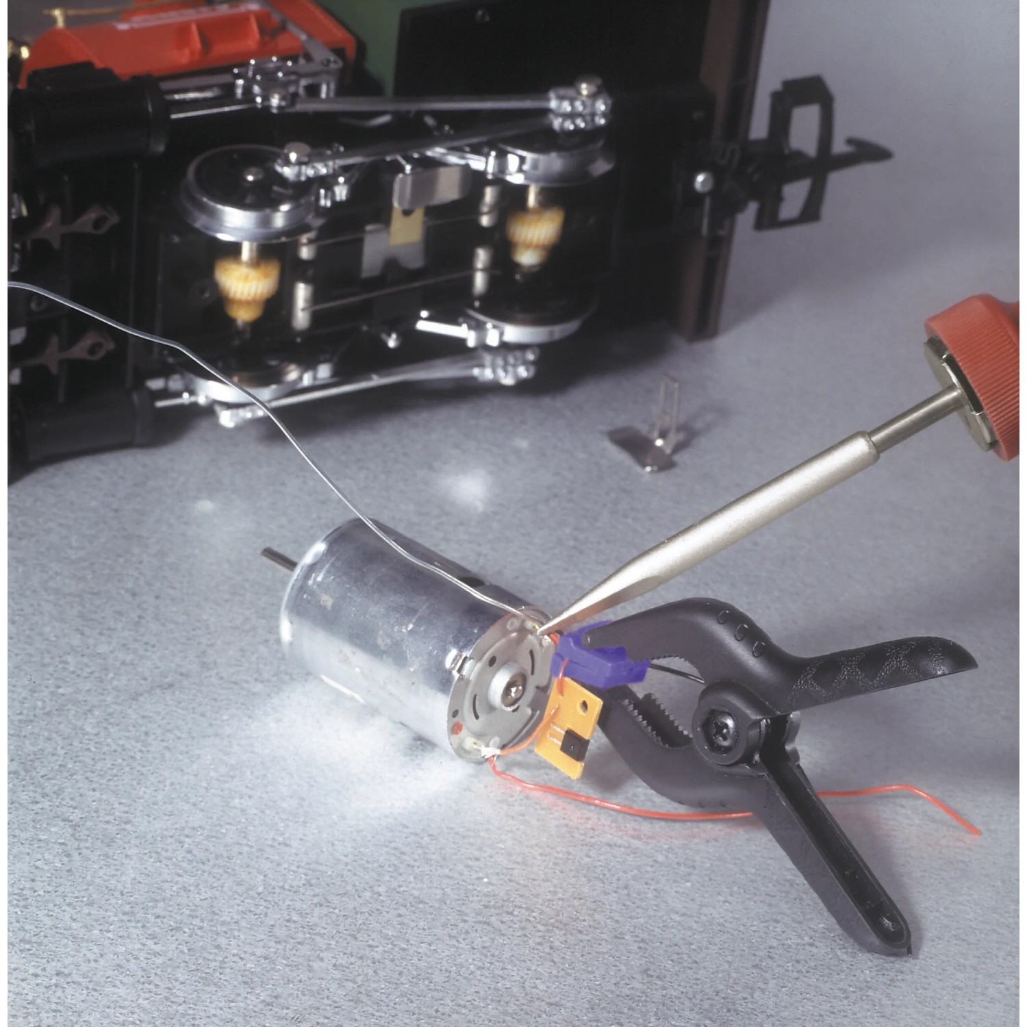 Morsetto per colla LUX che tiene il componente durante la saldatura. Set da 4 pezzi, 85 mm, con rivestimento in plastica.