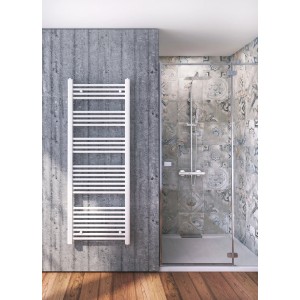 Radiatore t.b.t. bianco in bagno moderno con doccia.