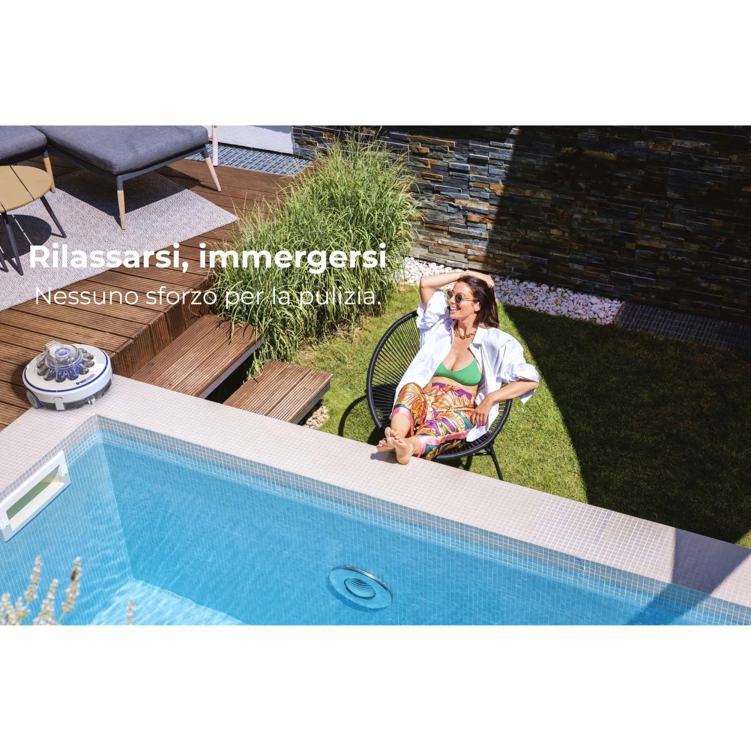 Scena con piscina, donna e robot di pulizia a batteria Gre 4.000 mAh. Robot piscina in azione.