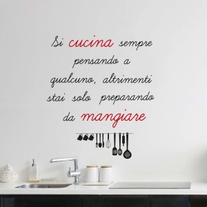 Adesivo murale con citazione italiana sulla cucina e utensili da cucina come decorazione.