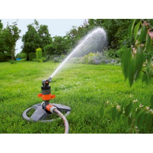 Irrigatore a turbina Gardena Comfort con slitta in uso, irrigazione del prato.
