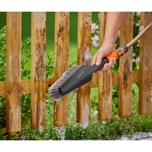 Gardena Cleansystem spazzola a mano M soft con tubo pulisce staccionata in legno.