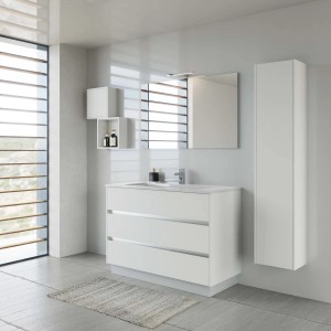 Set bagno moderno bianco con lavabo, specchio, mobile e mensola.