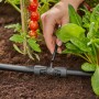 Sistema di irrigazione t.b.t. in uso nel giardino.