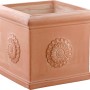 Vaso quadrato in terracotta con decoro floreale.
