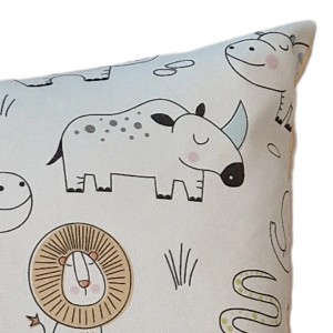 Cuscino con motivi animali (leone, rinoceronte, ippopotamo, serpente) per la cameretta dei bambini.