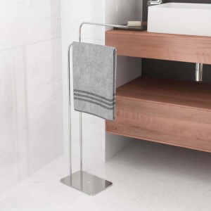 Portasciugamani freestanding in metallo con asciugamano in bagno.