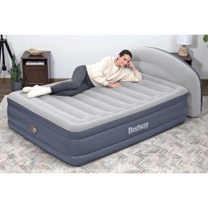 Materasso ad aria Bestway grigio con schienale, donna sdraiata rilassata sopra. Attrezzatura da campeggio.