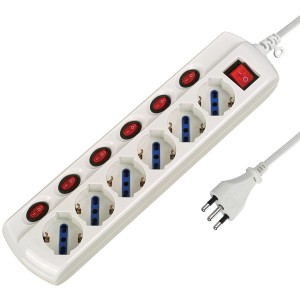 Multipresa t.b.t. bianca con sei prese Schuko e interruttori rossi.