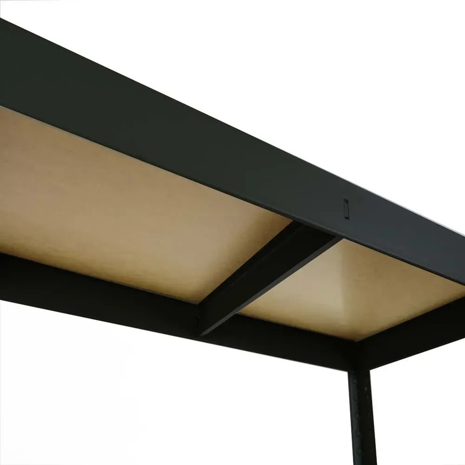 Dettaglio di uno scaffale t.b.t. nero con ripiani in legno.