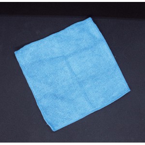 Panno in microfibra blu per riparazioni auto e cura della vernice.