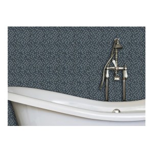 Bagno con piastrelle a mosaico t.b.t. grigio-blu dietro una vasca bianca.