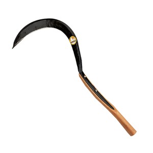 Falce con manico in legno per lavori di taglio in giardino.