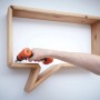 Avvitatore a batteria Black+Decker BDCD8 avvita una mensola di legno.