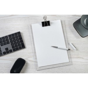 Sottomano con carta, penna e clip su tavolo in legno chiaro.
