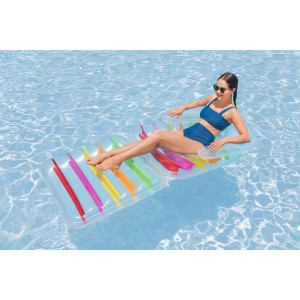 Donna si rilassa su materassino gonfiabile t.b.t. colorato in piscina.