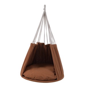 Sedia sospesa Dondoli marrone con cuscino e corde di sospensione.