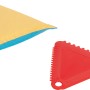 Raschiaghiaccio con tampone di pulizia, tampone giallo/blu e raschietto rosso con denti rompighiaccio.