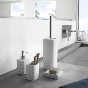 Set bagno bianco: dispenser sapone, portaspazzolini, set scopino WC e portasapone con motivo a coste.