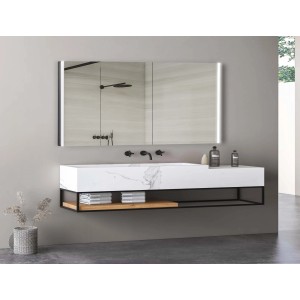 Specchiera t.b.t. con illuminazione LED sopra un moderno mobile bagno.