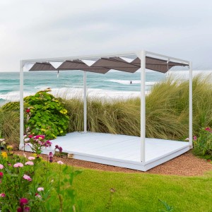 Gazebo moderno t.b.t. con parasole grigio sullo sfondo di una spiaggia.
