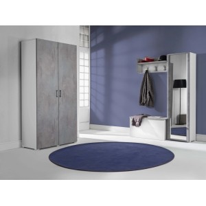 Set guardaroba moderno con armadio, specchio, panca e pannello a muro in bianco e grigio.